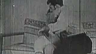 மெல்லிய பெண் வெட்கமின்றி விரல்களால் சின்ன பெண்கள் செக்ஸ் வீடியோ புண்டையை ஊடுருவுகிறாள்