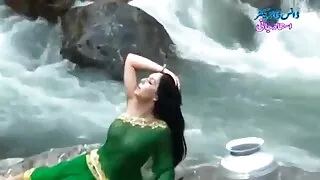 லெக் மரியா மரியா ரியபுஷ்கினா பூல் மூலம் புண்டையைக் காட்டுகிறார் தமிழ் காதல் xxx