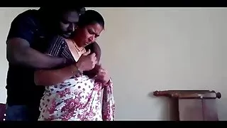 முதிர்ந்த நோயாளி தனது வார்டில் தமிழ் xxx நடவடிக்கை செவிலியர்களுடன் உடலுறவைக் கவர்ந்தார்